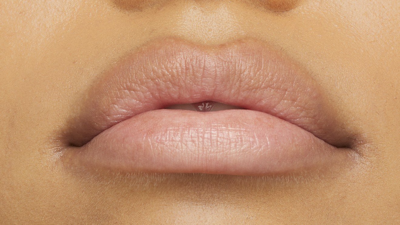 MNY LIP LIFTER LINER BEFORE MACRO ISABELLA 0075