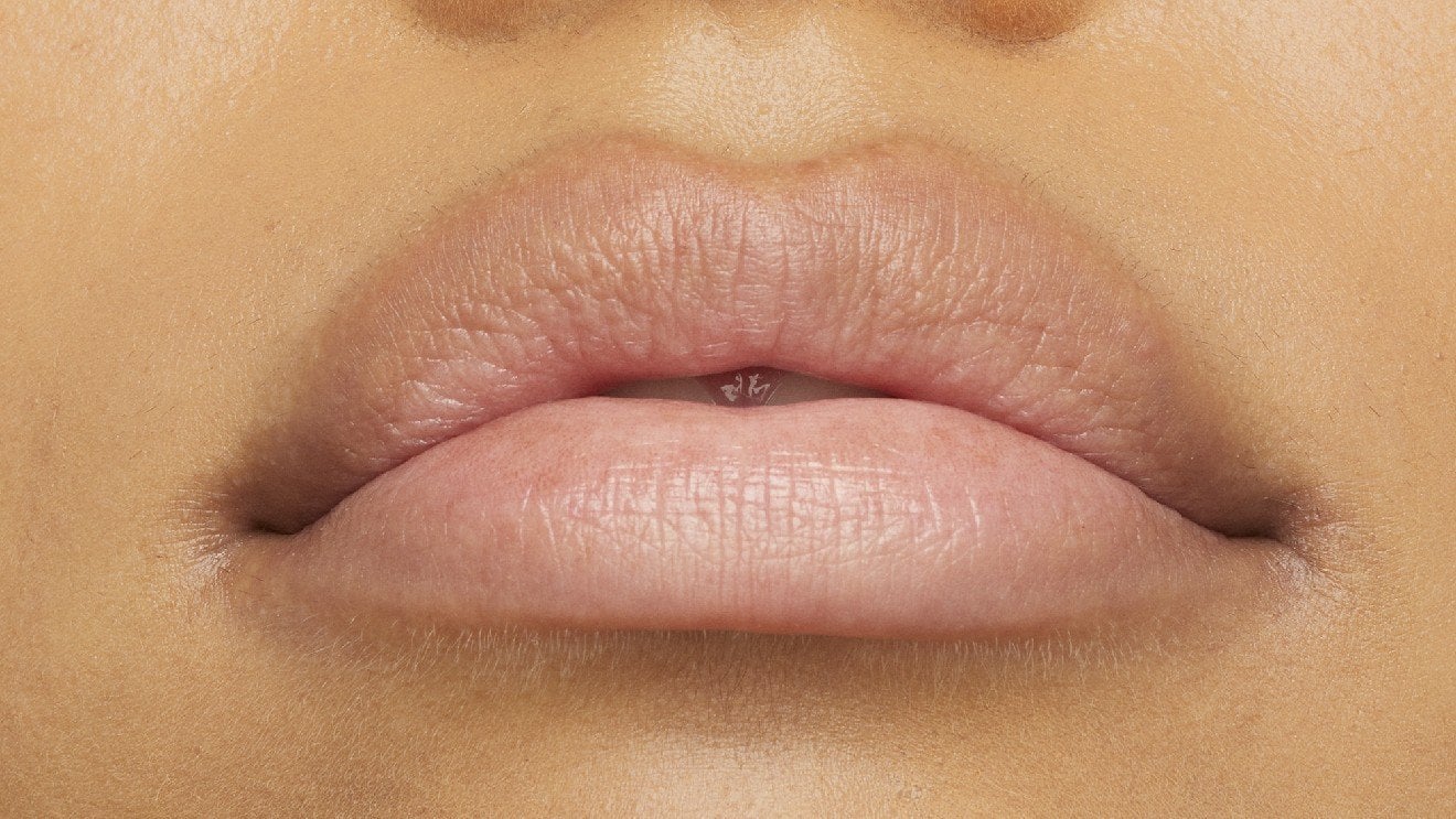 MNY LIP LIFTER LINER BEFORE MACRO ISABELLA 0075