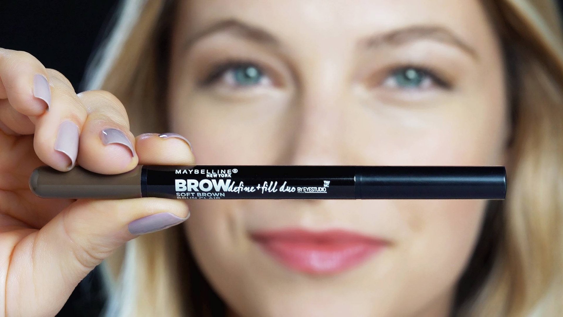 Focus on a Maybelline Brow Define and fill duo product, held by a Blond woman 